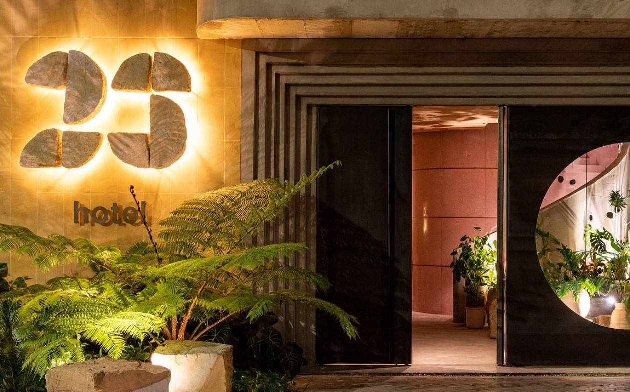 La entrada del 23 hotel iluminada con el creando un ambiente acogedor y atractivo para los huéspedes.
