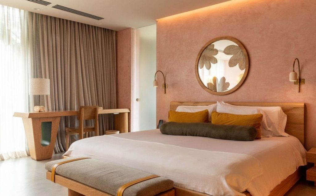 Room with a bed wide and a mirror, creating a bright and comfortable for senior executives
