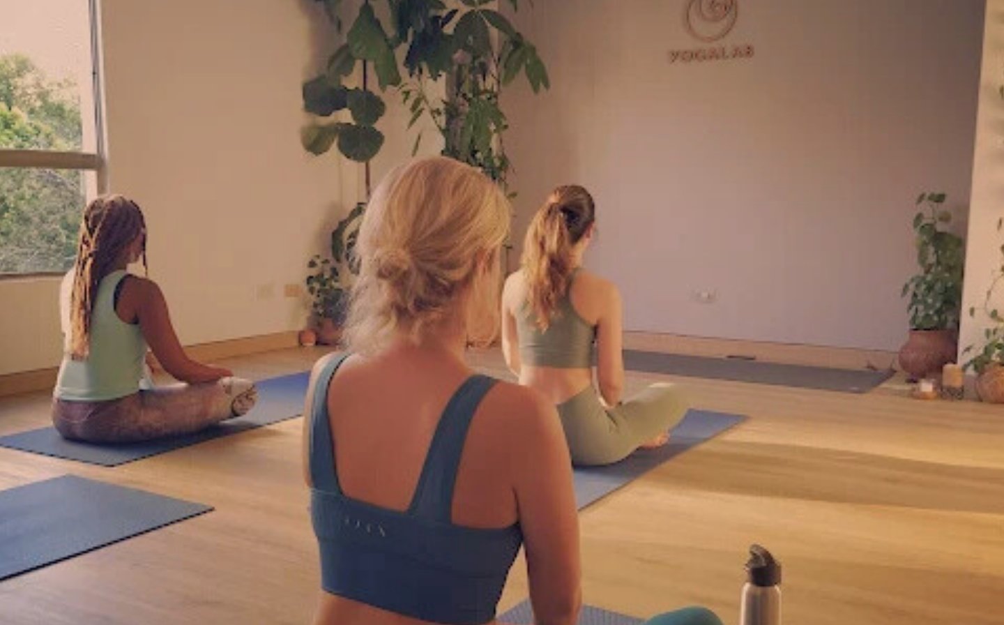 Clases de yoga, enfocadas en bienestar urbano, meditación y caminatas cerca de El Poblado.