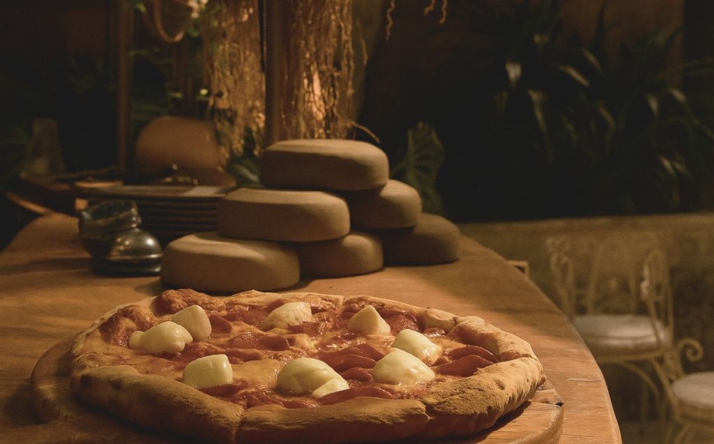 Una pizza recién horneada sobre una mesa de madera, lista para ser servida
