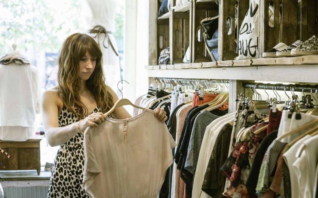 Personas de negocios estrechando manos en una oficina, simbolizando acuerdos y colaboración en un entorno profesional.