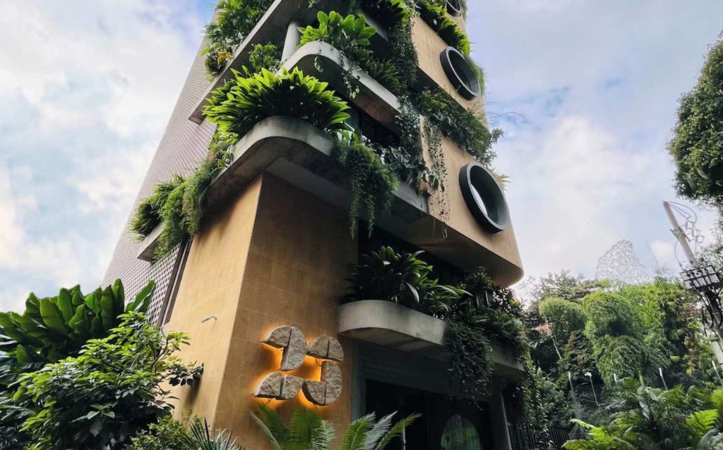 Building boutique hotel's sustainable, 23 hotel, with a modern and welcoming design in a natural environment.