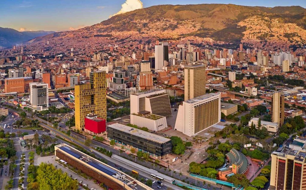 Fotografía urbana de Colombia, mostrando rincones iluminados cerca del Hotel 23, un destino popular para viajeros