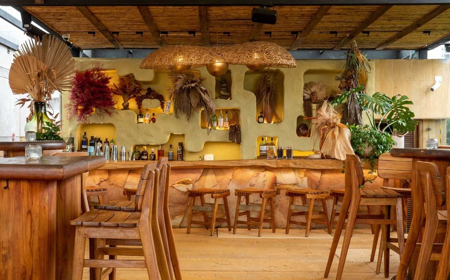 Bar Terrrezas del Sol con mesas y sillas de madera en un ambiente acogedor.