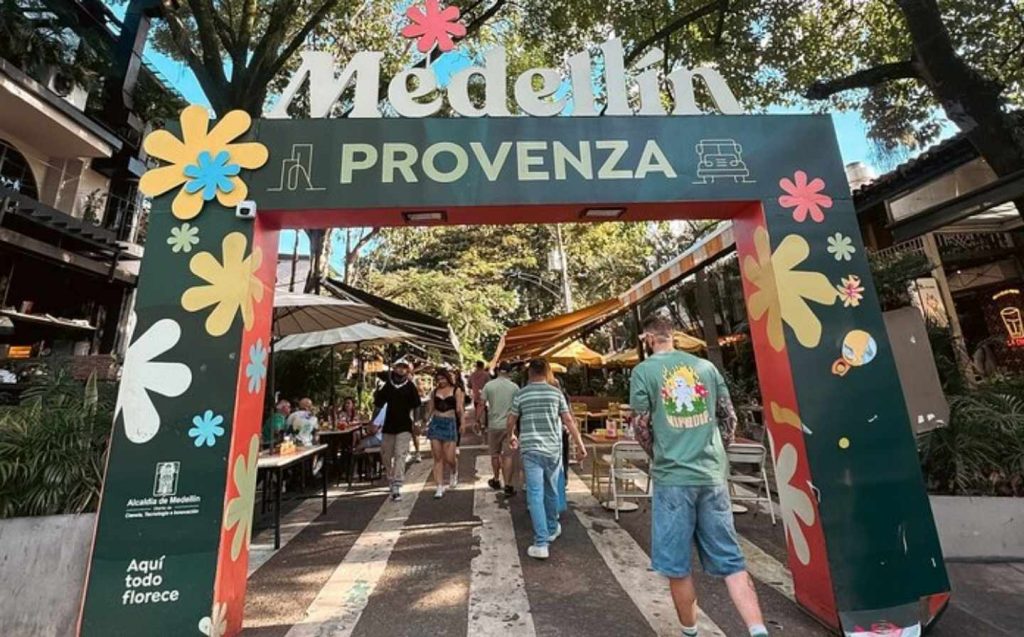 Gran cartel que dice "Medellín Provenza" en letras grandes y coloridas, destacando la zona de Provenza en Medellín