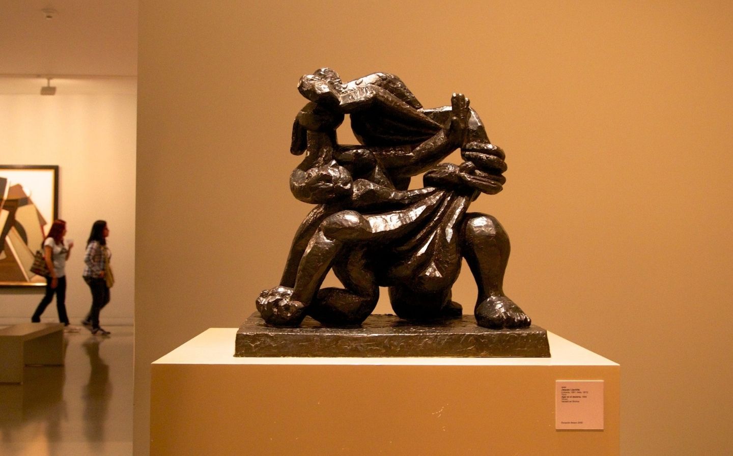 Escultura de un hombre sentado en un pedestal, destacando la cultura en excursiones de medio día cerca de Medellín.