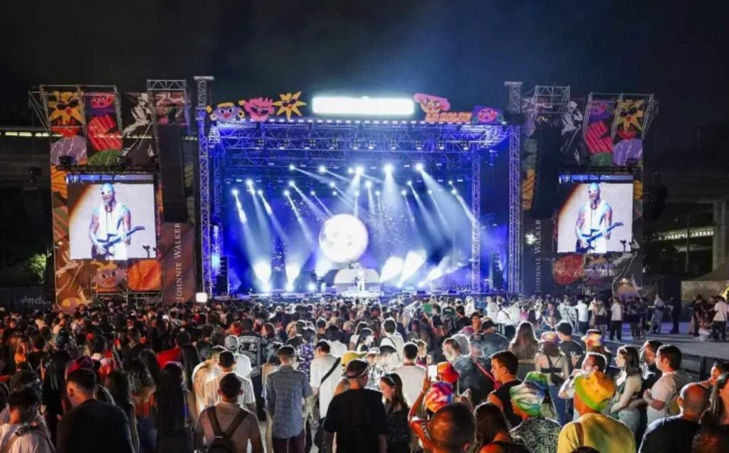 A multitude of people enjoying a music festival in Medellín